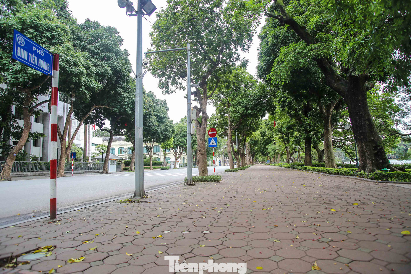 Trầm lắng phố phường Hà Nội sau 4 ngày cách ly toàn xã hội ảnh 2