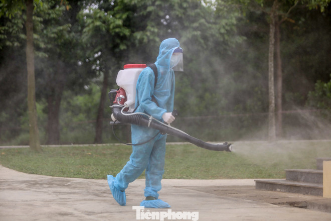 Cán bộ, chiến sĩ khử khuẩn khu cách ly tập trung sẵn sàng đón người về ảnh 3