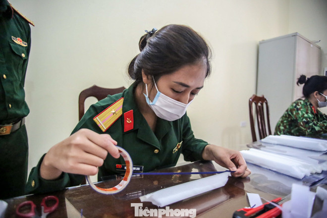 Cán bộ, chiến sĩ khử khuẩn khu cách ly tập trung sẵn sàng đón người về ảnh 12