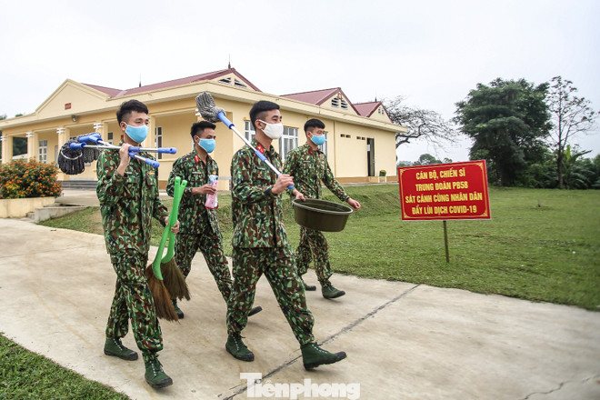 Cán bộ, chiến sĩ khử khuẩn khu cách ly tập trung sẵn sàng đón người về ảnh 9
