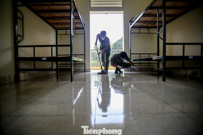Cán bộ, chiến sĩ khử khuẩn khu cách ly tập trung sẵn sàng đón người về ảnh 4