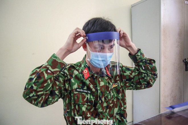 Cán bộ, chiến sĩ khử khuẩn khu cách ly tập trung sẵn sàng đón người về ảnh 13