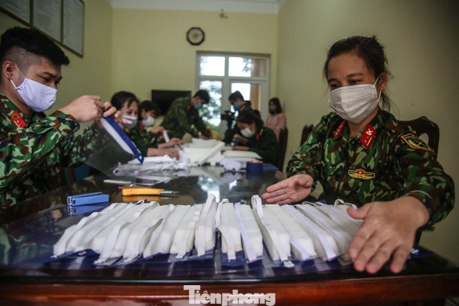 Cán bộ, chiến sĩ khử khuẩn khu cách ly tập trung sẵn sàng đón người về ảnh 11