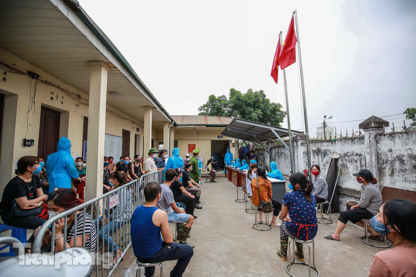 Hà Nội xét nghiệm COVID-19 toàn bộ tiểu thương chợ đầu mối Minh Khai ảnh 9