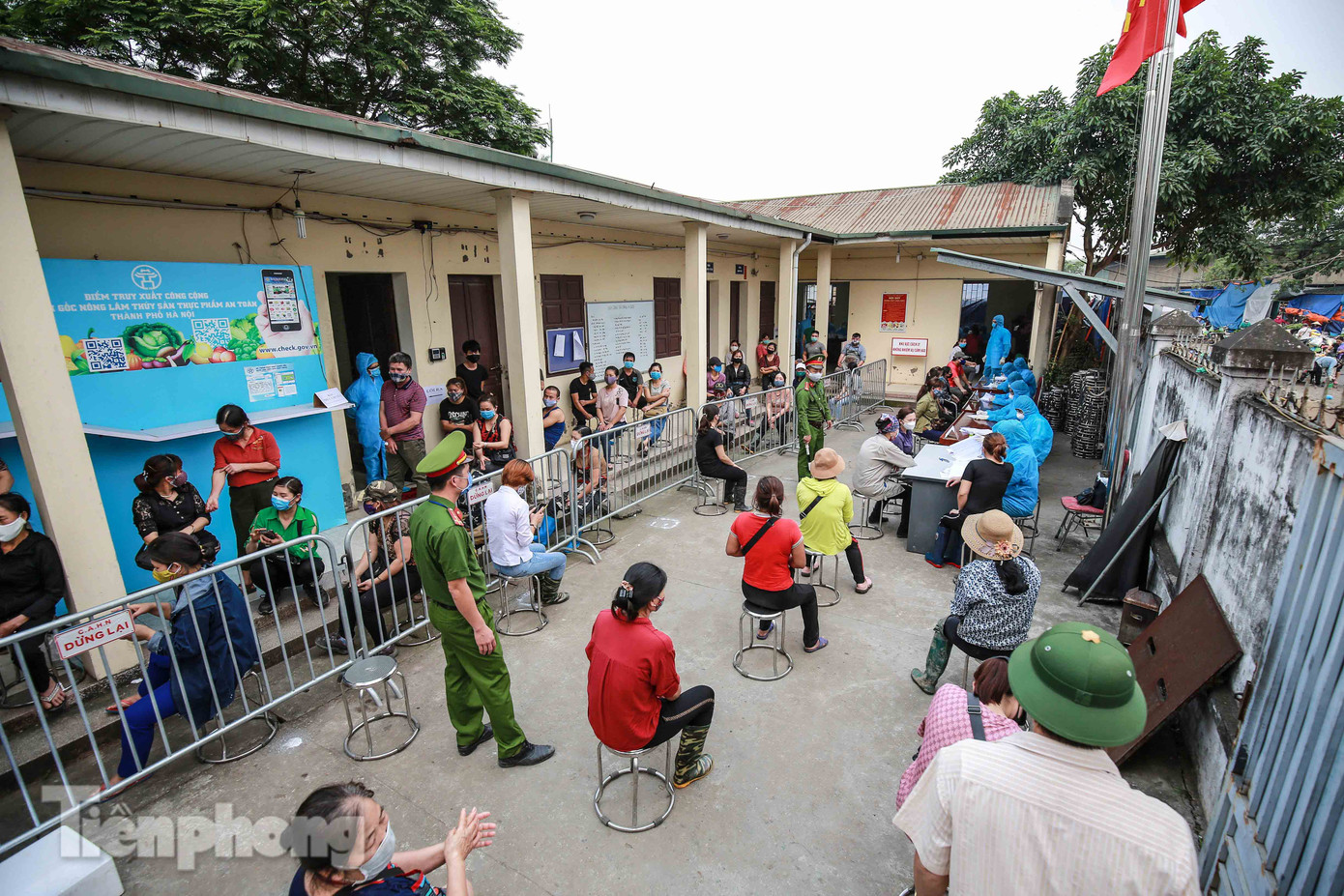 Hà Nội xét nghiệm COVID-19 toàn bộ tiểu thương chợ đầu mối Minh Khai ảnh 1