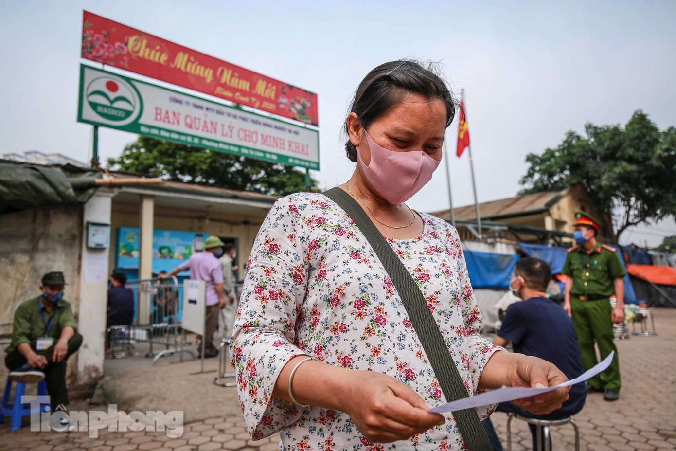 Hà Nội xét nghiệm COVID-19 toàn bộ tiểu thương chợ đầu mối Minh Khai ảnh 10