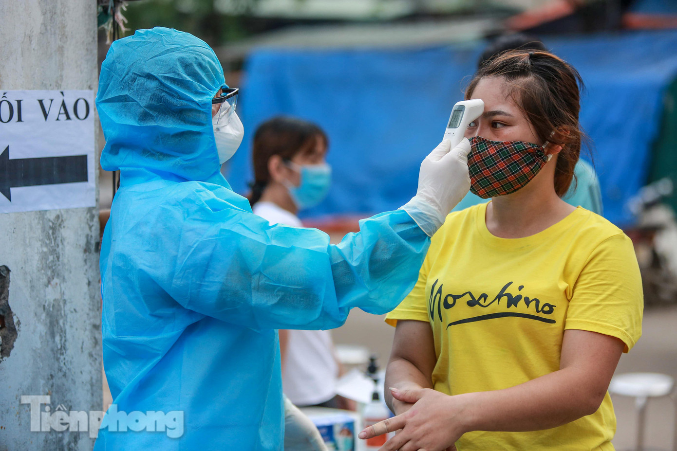 Hà Nội xét nghiệm COVID-19 toàn bộ tiểu thương chợ đầu mối Minh Khai ảnh 3