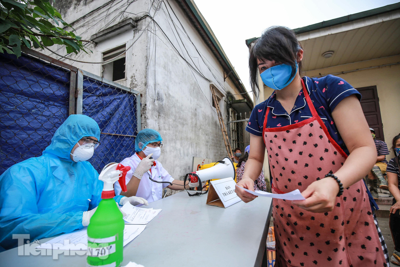 Hà Nội xét nghiệm COVID-19 toàn bộ tiểu thương chợ đầu mối Minh Khai ảnh 6