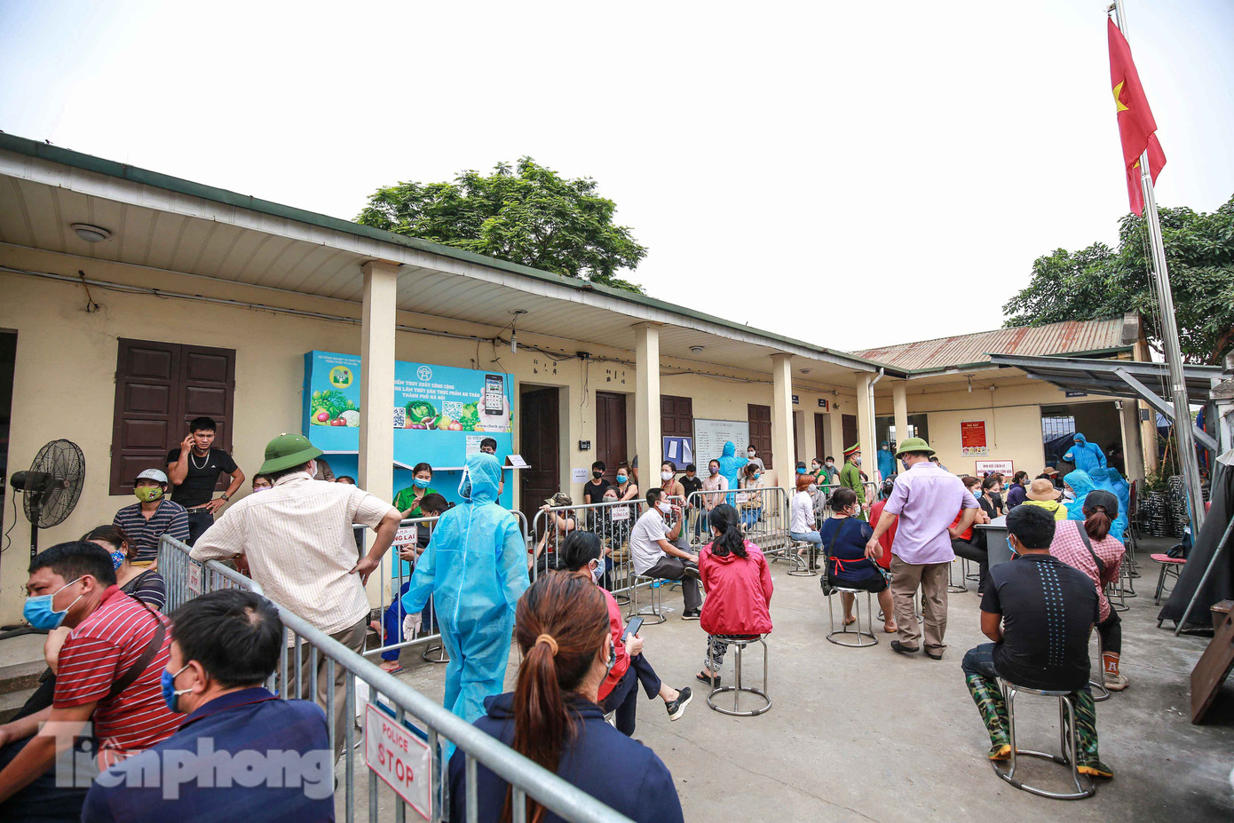 Hà Nội xét nghiệm COVID-19 toàn bộ tiểu thương chợ đầu mối Minh Khai ảnh 2
