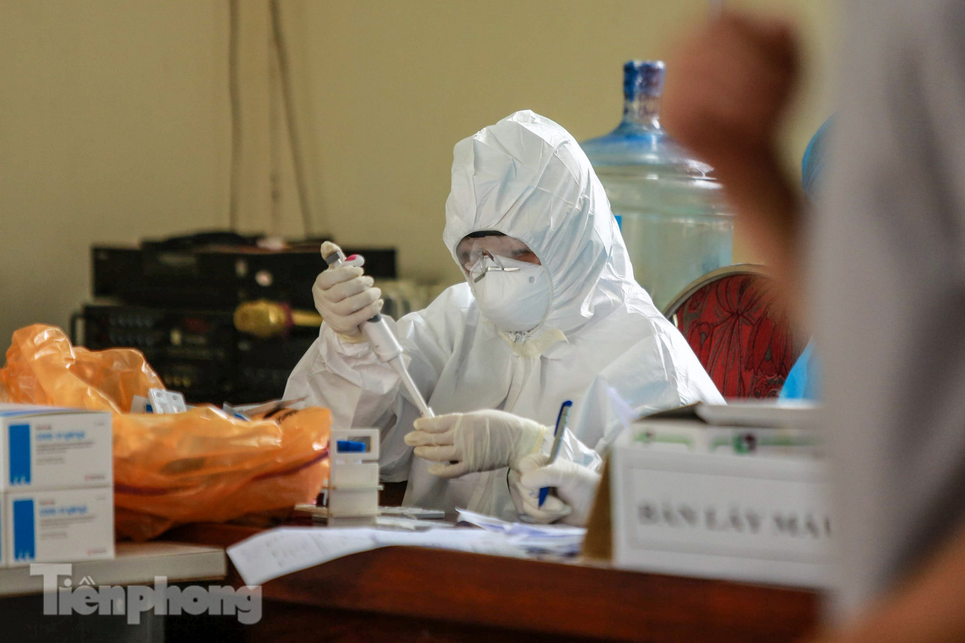 Hà Nội xét nghiệm COVID-19 toàn bộ tiểu thương chợ đầu mối Minh Khai ảnh 8