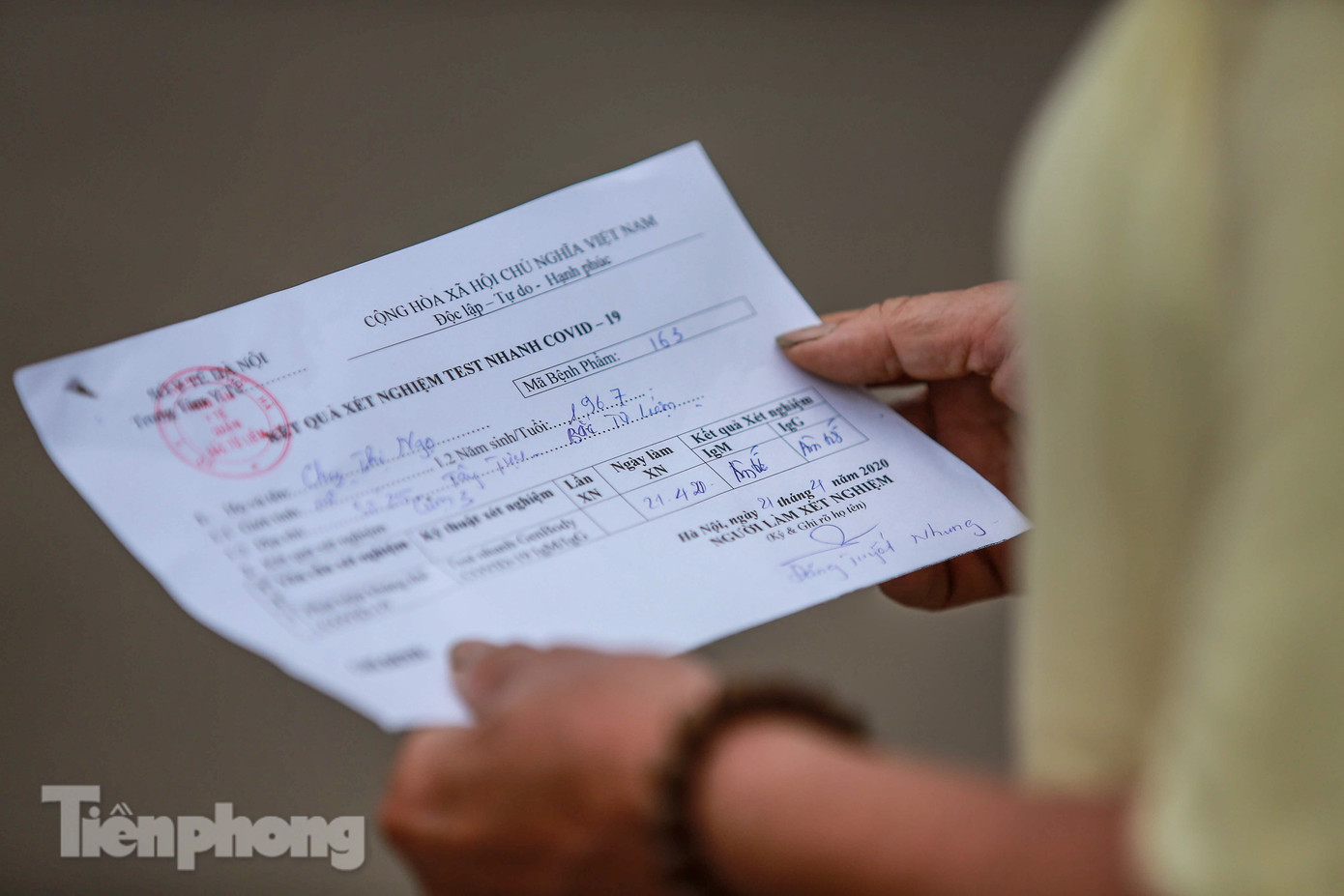 Hà Nội xét nghiệm COVID-19 toàn bộ tiểu thương chợ đầu mối Minh Khai ảnh 11