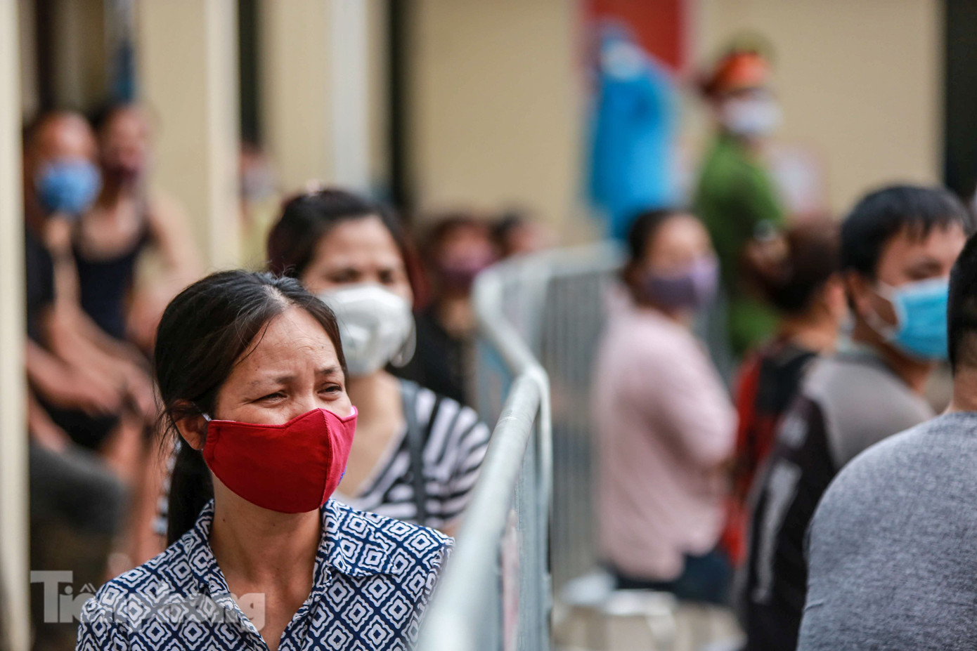 Hà Nội xét nghiệm COVID-19 toàn bộ tiểu thương chợ đầu mối Minh Khai ảnh 4