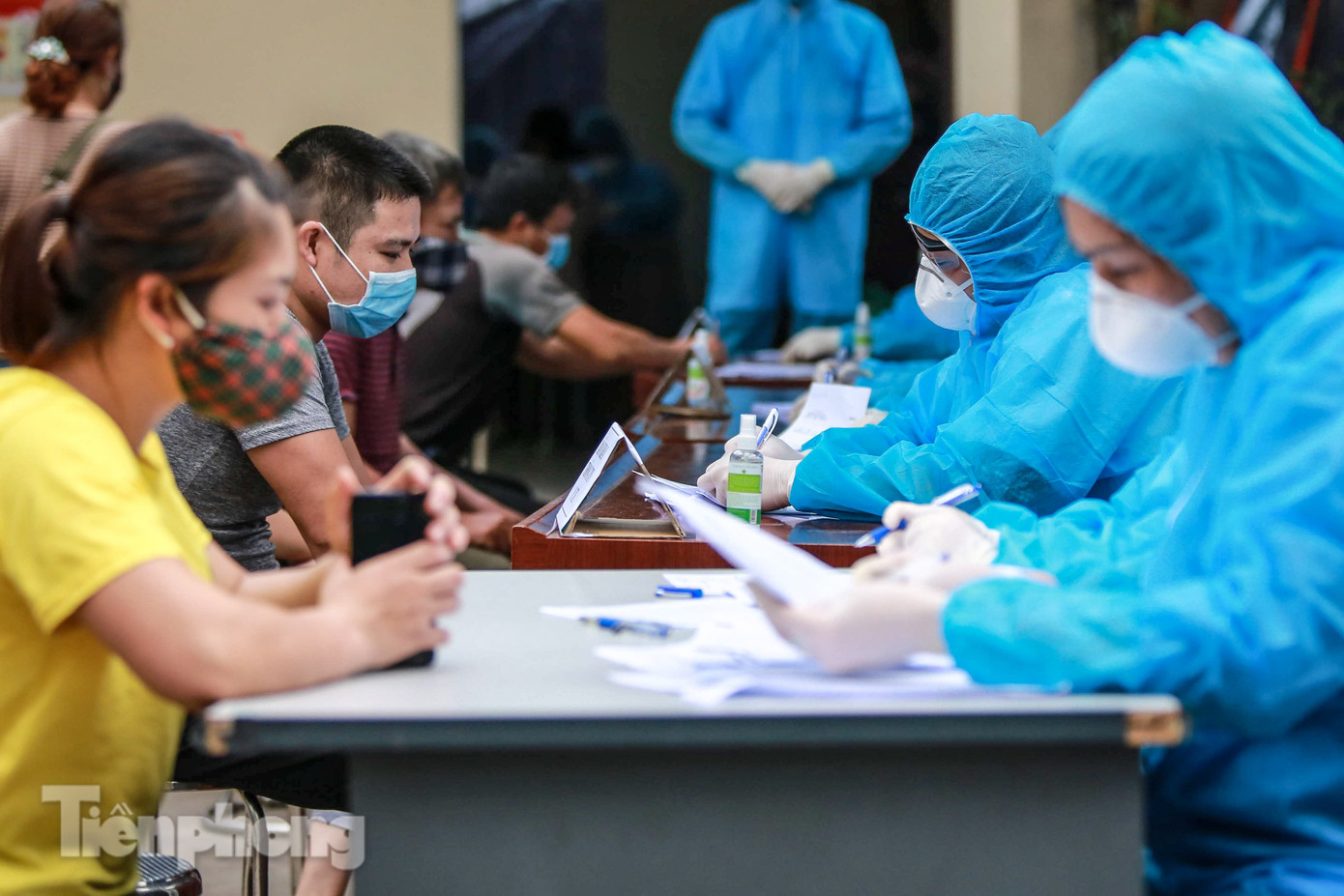 Hà Nội xét nghiệm COVID-19 toàn bộ tiểu thương chợ đầu mối Minh Khai ảnh 5