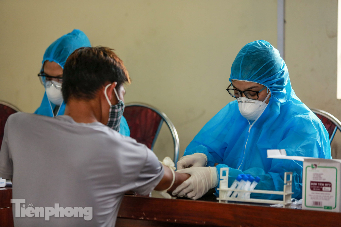 Hà Nội xét nghiệm COVID-19 toàn bộ tiểu thương chợ đầu mối Minh Khai ảnh 7