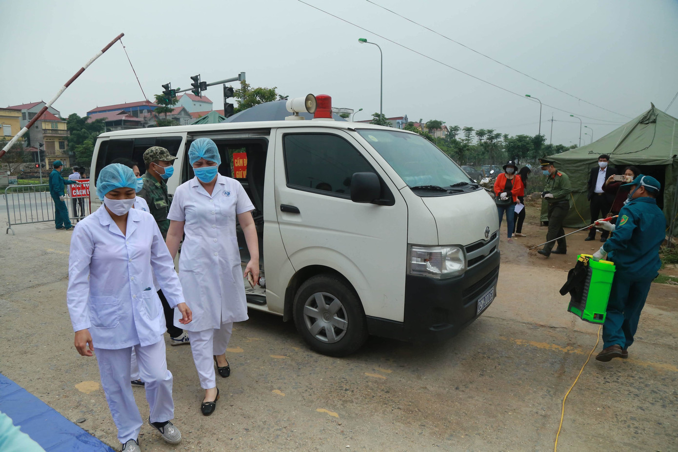 Hạ Lôi xịt khử trùng từng mớ rau, con gà ngày cách ly ảnh 12