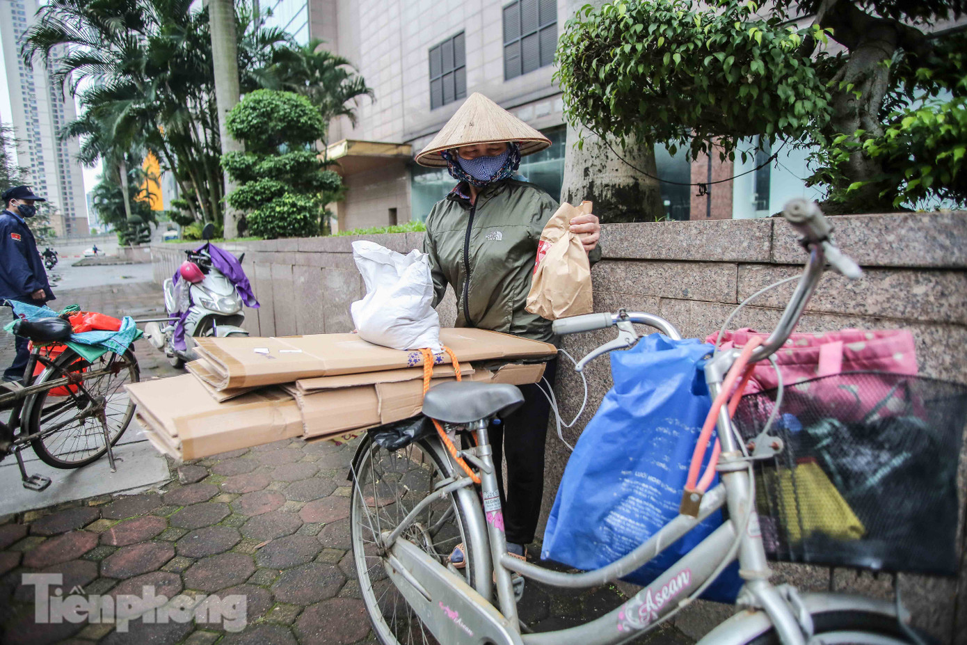Sau 'ATM gạo', Hà Nội có thêm 'siêu thị 0 đồng' dành cho người nghèo chống COVID-19 ảnh 14