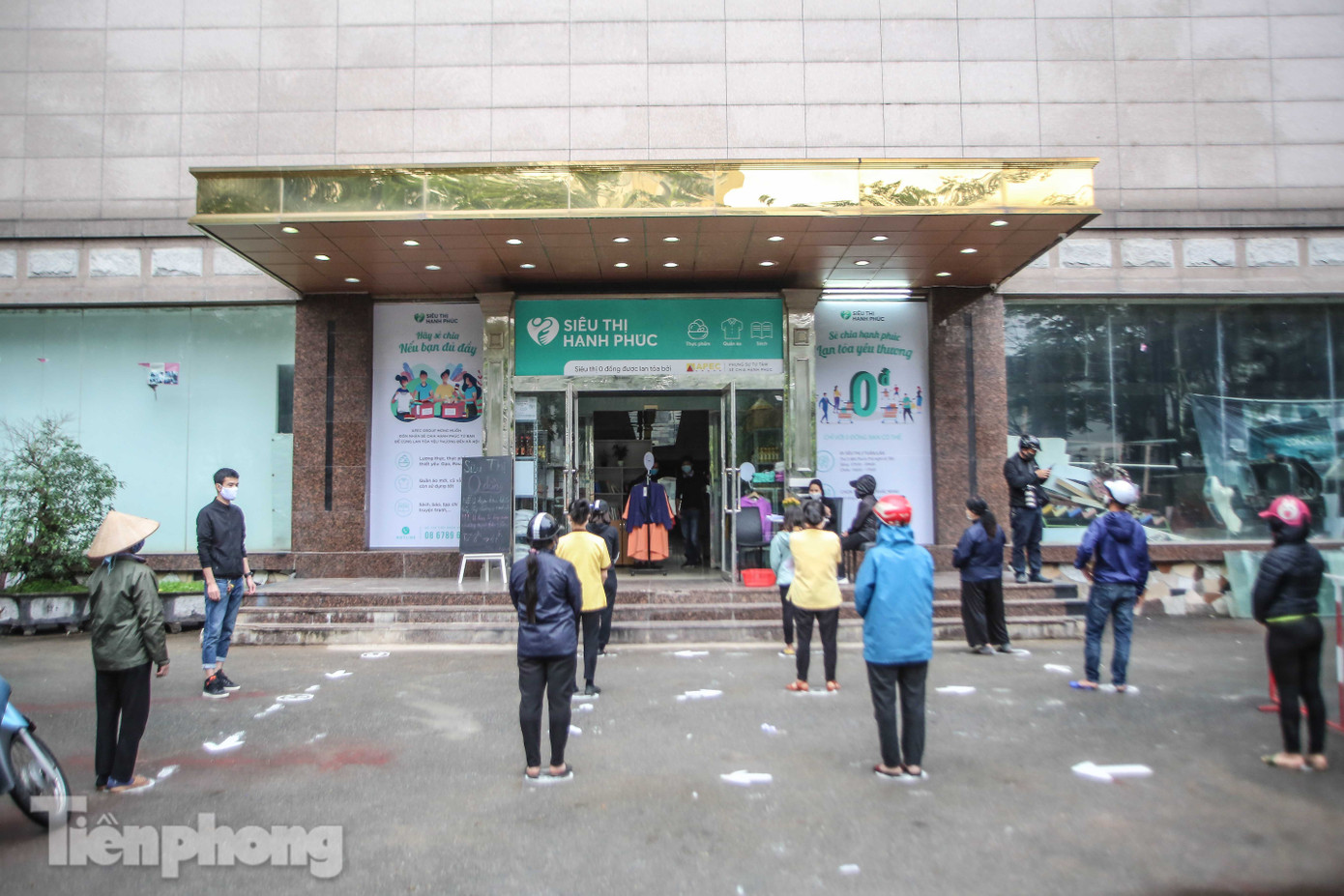 Sau 'ATM gạo', Hà Nội có thêm 'siêu thị 0 đồng' dành cho người nghèo chống COVID-19 ảnh 1