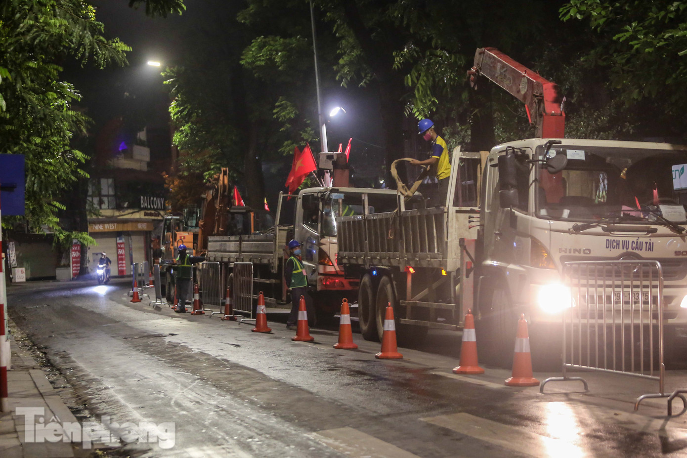 Xuyên đêm cải tạo bờ kè Hồ Gươm bằng khối bê tông cốt sợi đúc sẵn ảnh 3