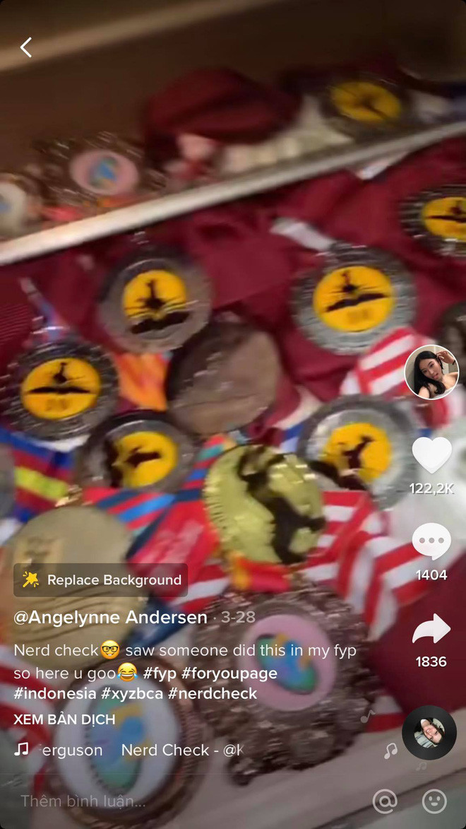 Gái xinh ĐH Yale khoe cả thùng huy chương, giấy khen và bài thi đạt 100 điểm ảnh 3