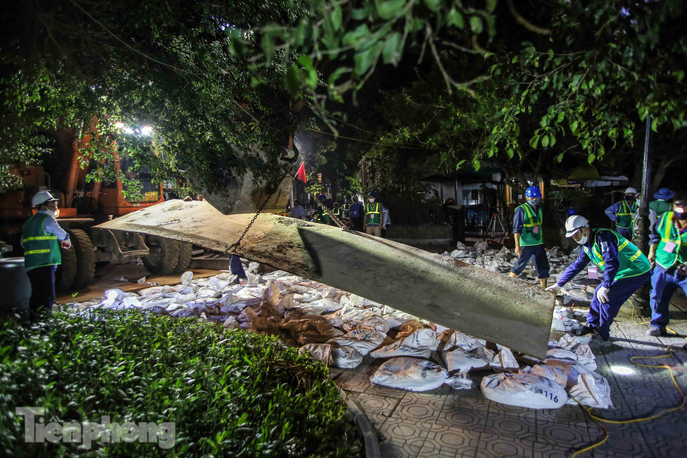 Xuyên đêm cải tạo bờ kè Hồ Gươm bằng khối bê tông cốt sợi đúc sẵn ảnh 5