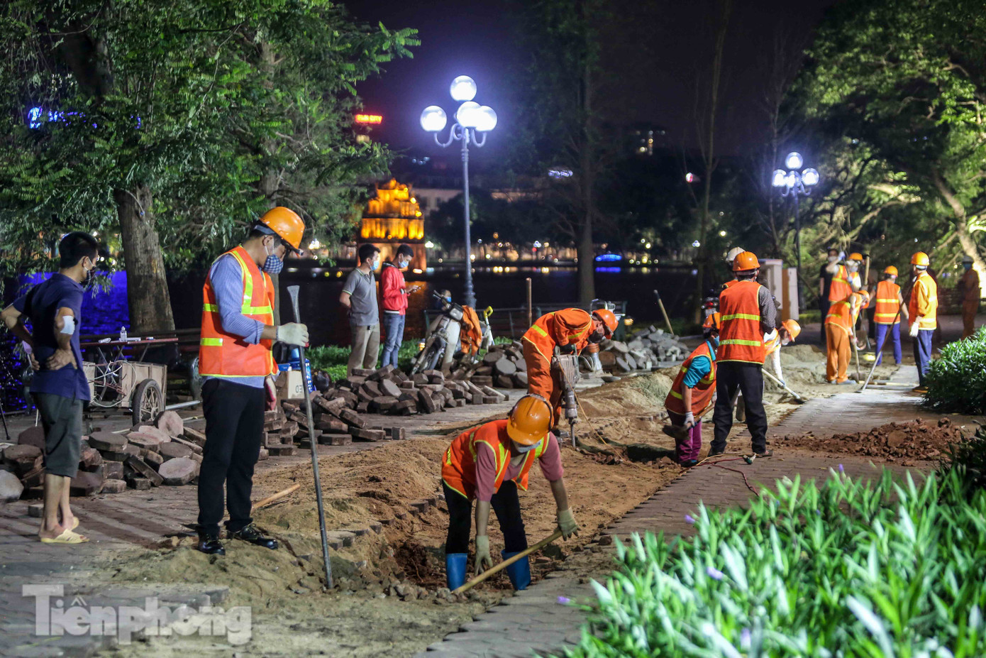 Xuyên đêm cải tạo bờ kè Hồ Gươm bằng khối bê tông cốt sợi đúc sẵn ảnh 17
