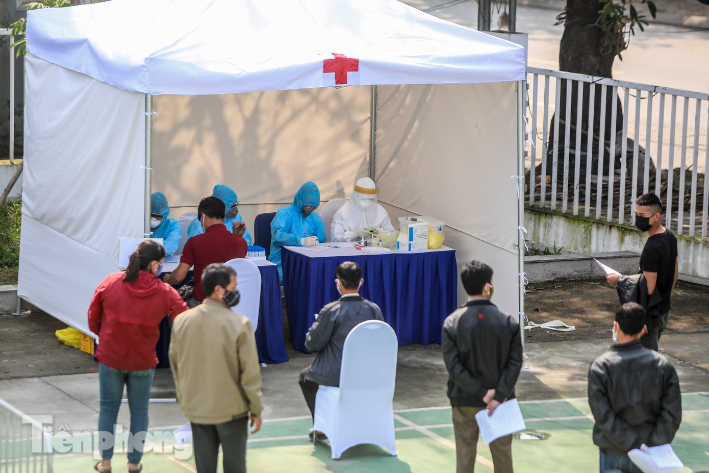 Hà Nội test nhanh người buôn bán hoa tại các khu chợ liên quan đến bệnh nhân 243 ảnh 8