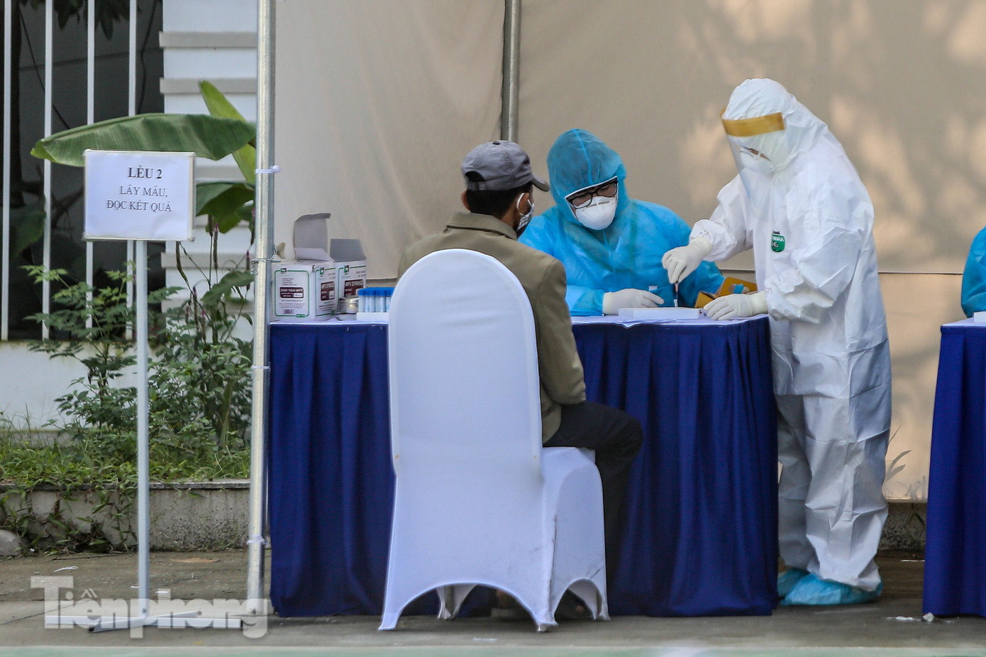 Hà Nội test nhanh người buôn bán hoa tại các khu chợ liên quan đến bệnh nhân 243 ảnh 11