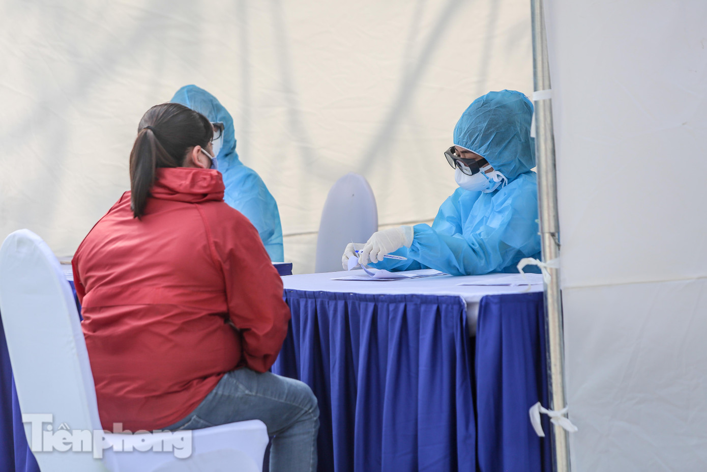 Hà Nội test nhanh người buôn bán hoa tại các khu chợ liên quan đến bệnh nhân 243 ảnh 13