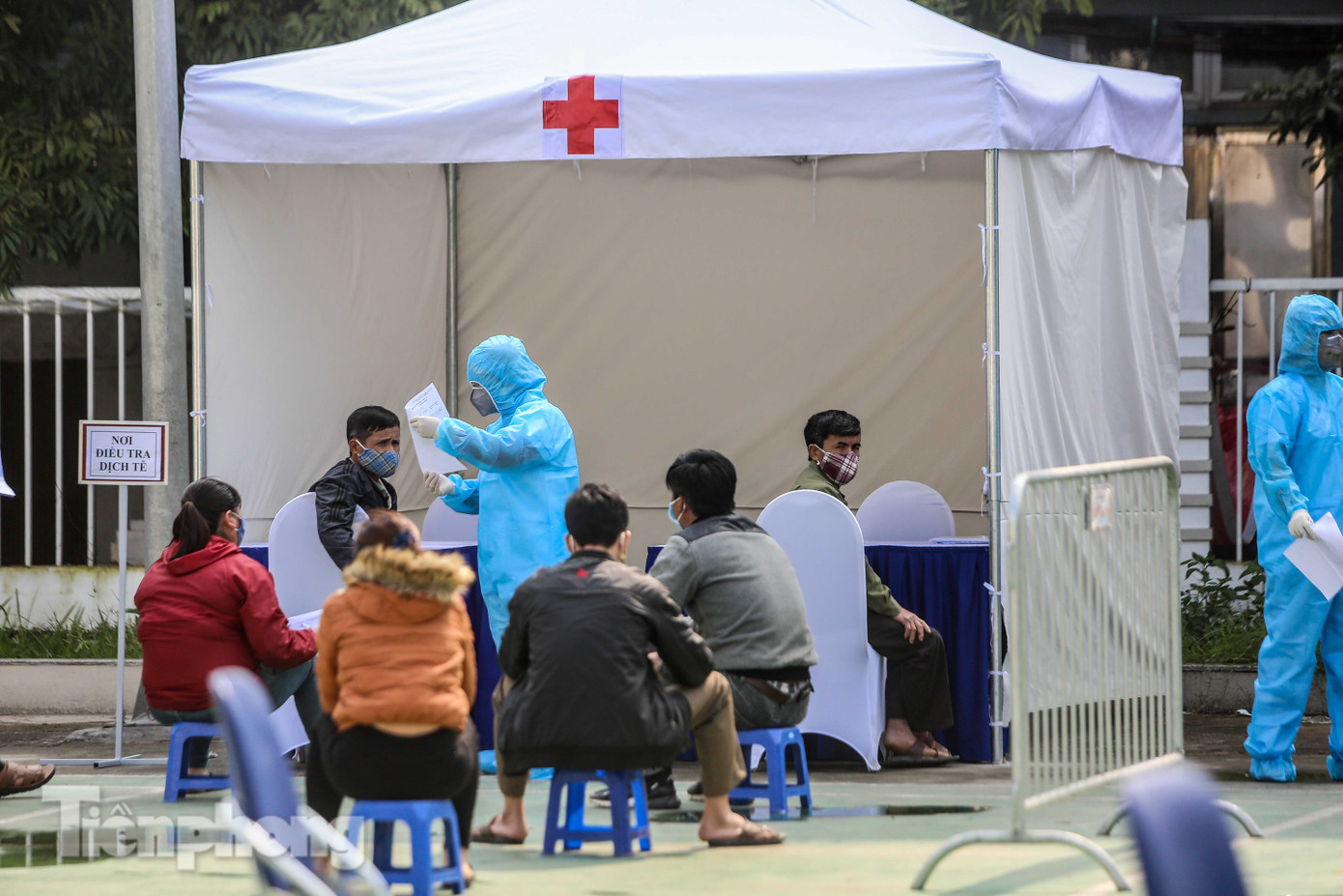 Hà Nội test nhanh người buôn bán hoa tại các khu chợ liên quan đến bệnh nhân 243 ảnh 7