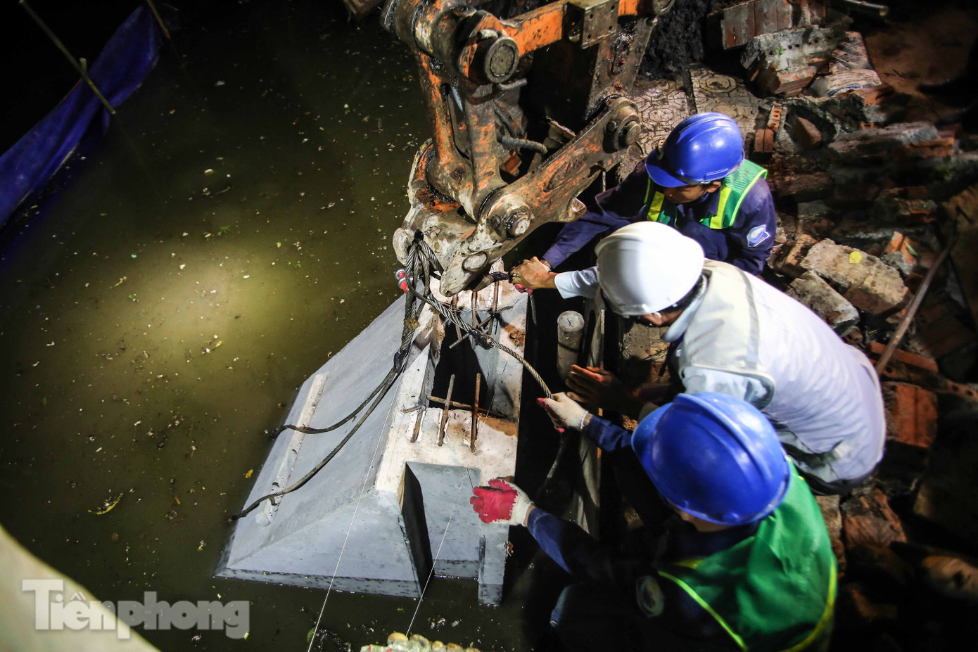 Xuyên đêm cải tạo bờ kè Hồ Gươm bằng khối bê tông cốt sợi đúc sẵn ảnh 14