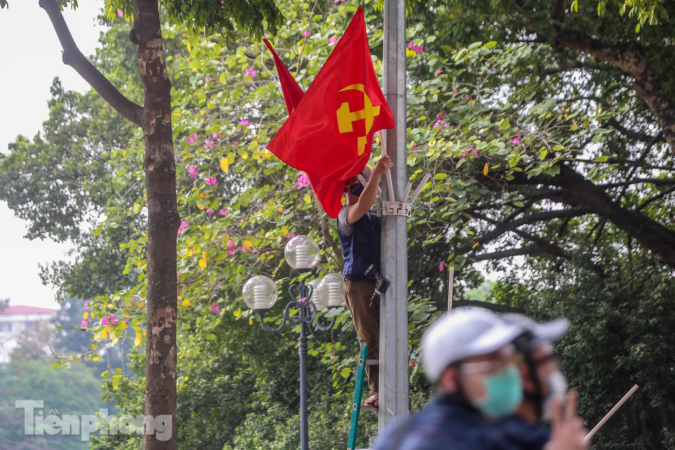 Nới lỏng 'cách ly', Hà Nội tưng bừng cờ hoa chuẩn bị đón ngày lễ lớn ảnh 13