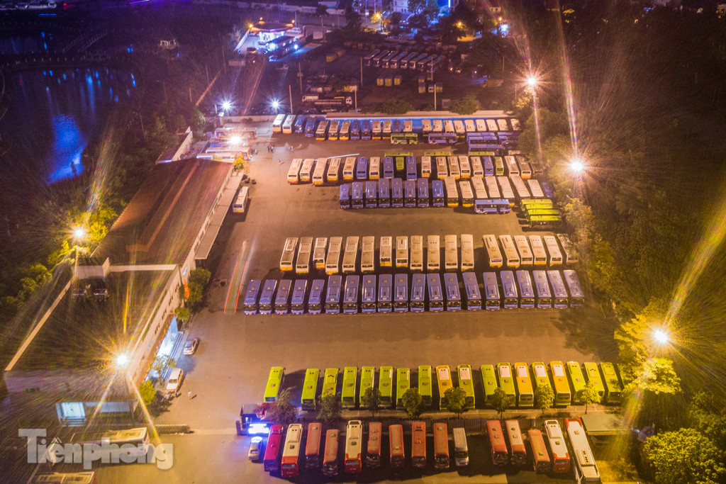 Cận cảnh quy trình vệ sinh, khử khuẩn xe buýt ở Hà Nội ảnh 1