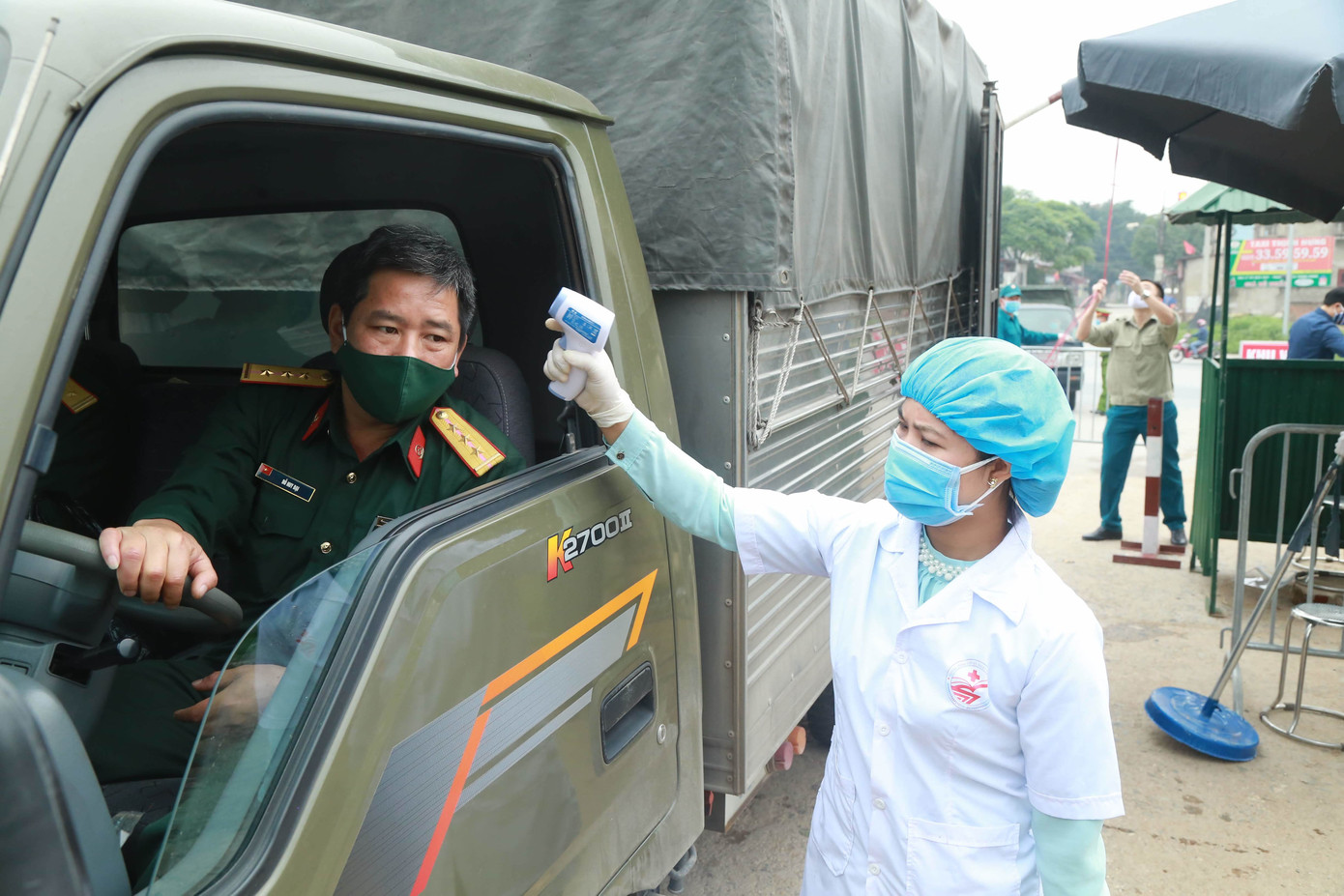 Hạ Lôi xịt khử trùng từng mớ rau, con gà ngày cách ly ảnh 19