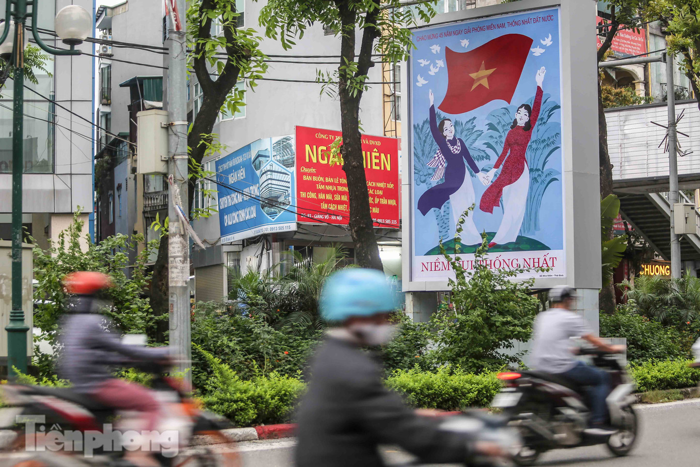 Nới lỏng 'cách ly', Hà Nội tưng bừng cờ hoa chuẩn bị đón ngày lễ lớn ảnh 5