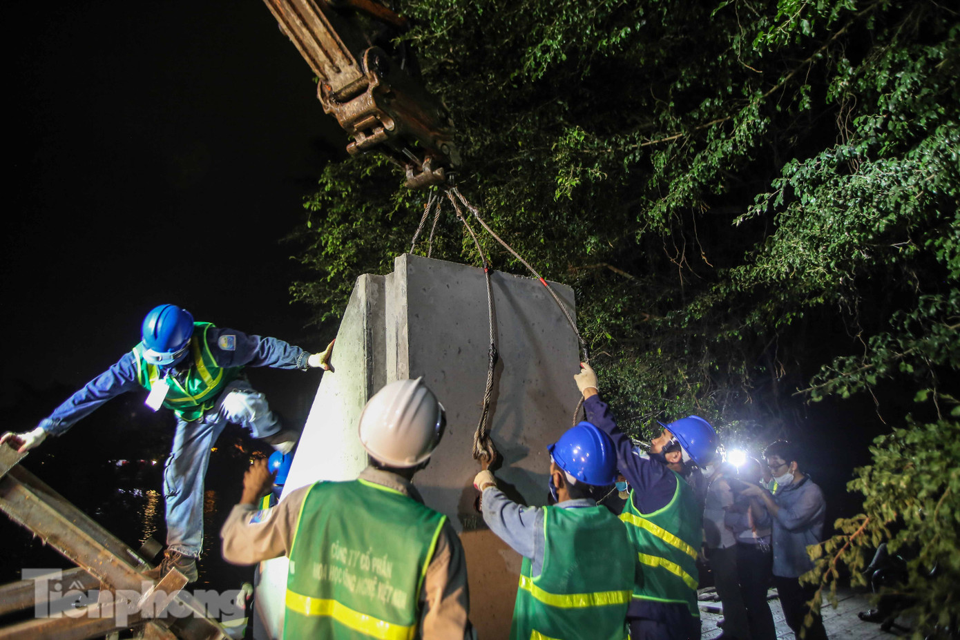 Xuyên đêm cải tạo bờ kè Hồ Gươm bằng khối bê tông cốt sợi đúc sẵn ảnh 11