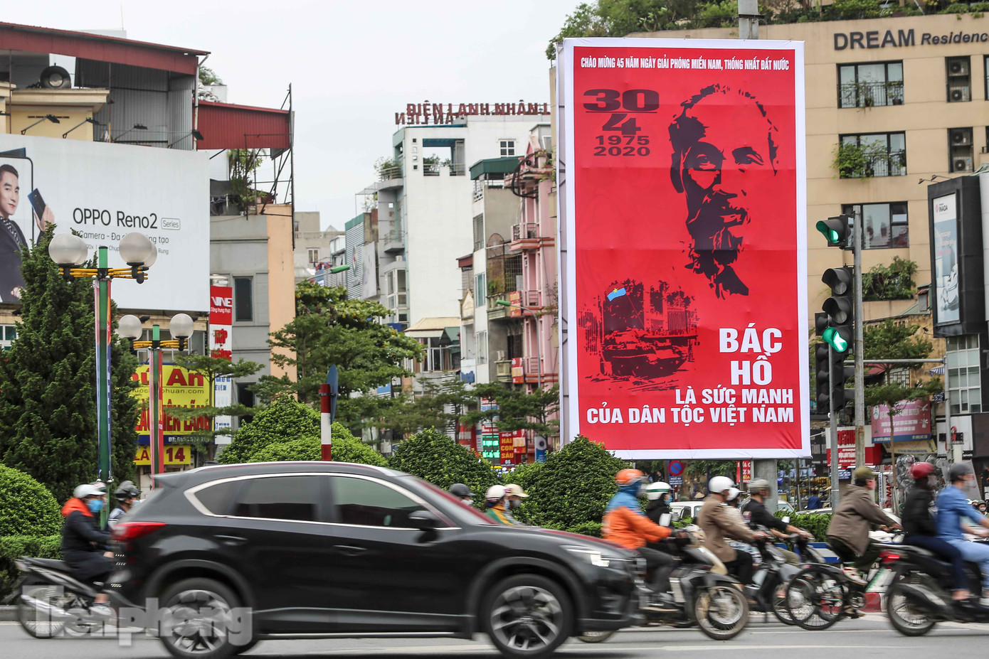 Nới lỏng 'cách ly', Hà Nội tưng bừng cờ hoa chuẩn bị đón ngày lễ lớn ảnh 3