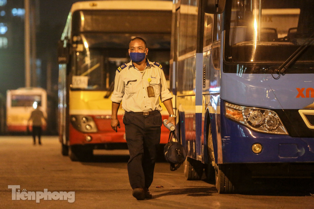 Cận cảnh quy trình vệ sinh, khử khuẩn xe buýt ở Hà Nội ảnh 12