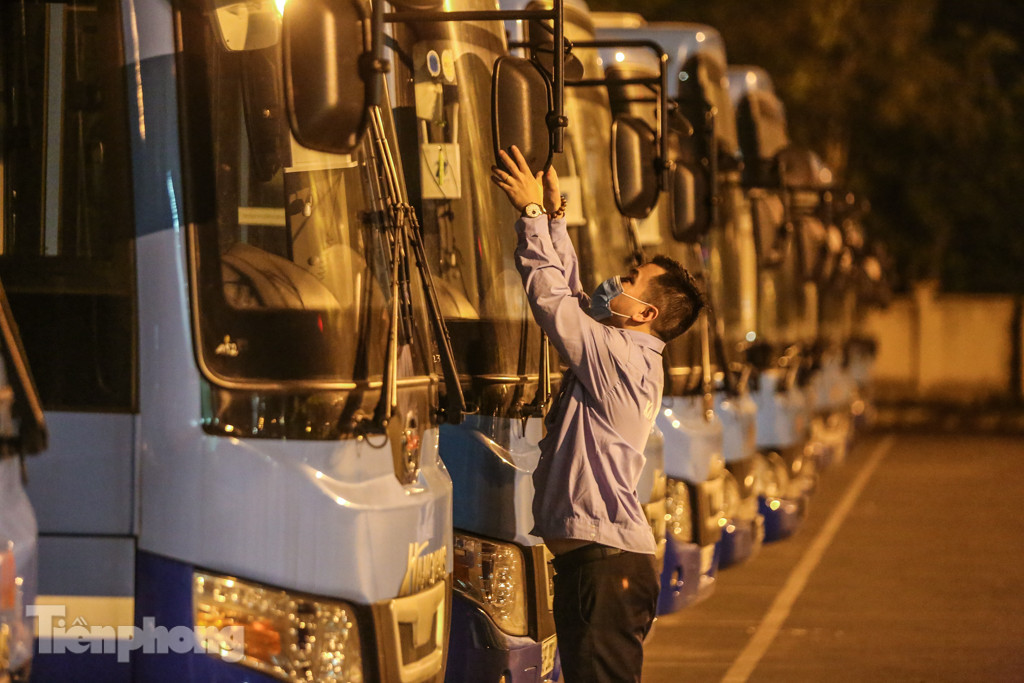 Cận cảnh quy trình vệ sinh, khử khuẩn xe buýt ở Hà Nội ảnh 11