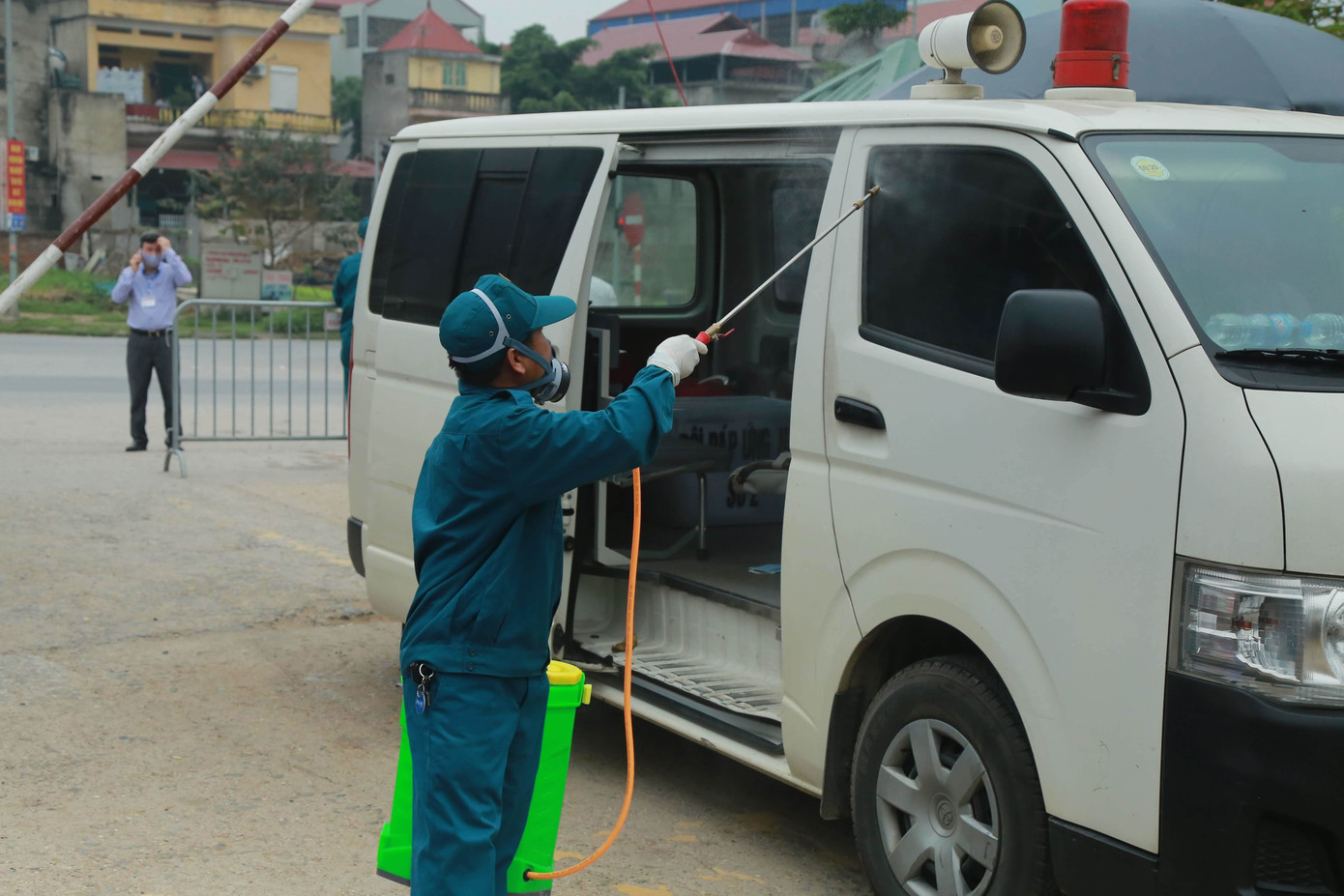 Hạ Lôi xịt khử trùng từng mớ rau, con gà ngày cách ly ảnh 10