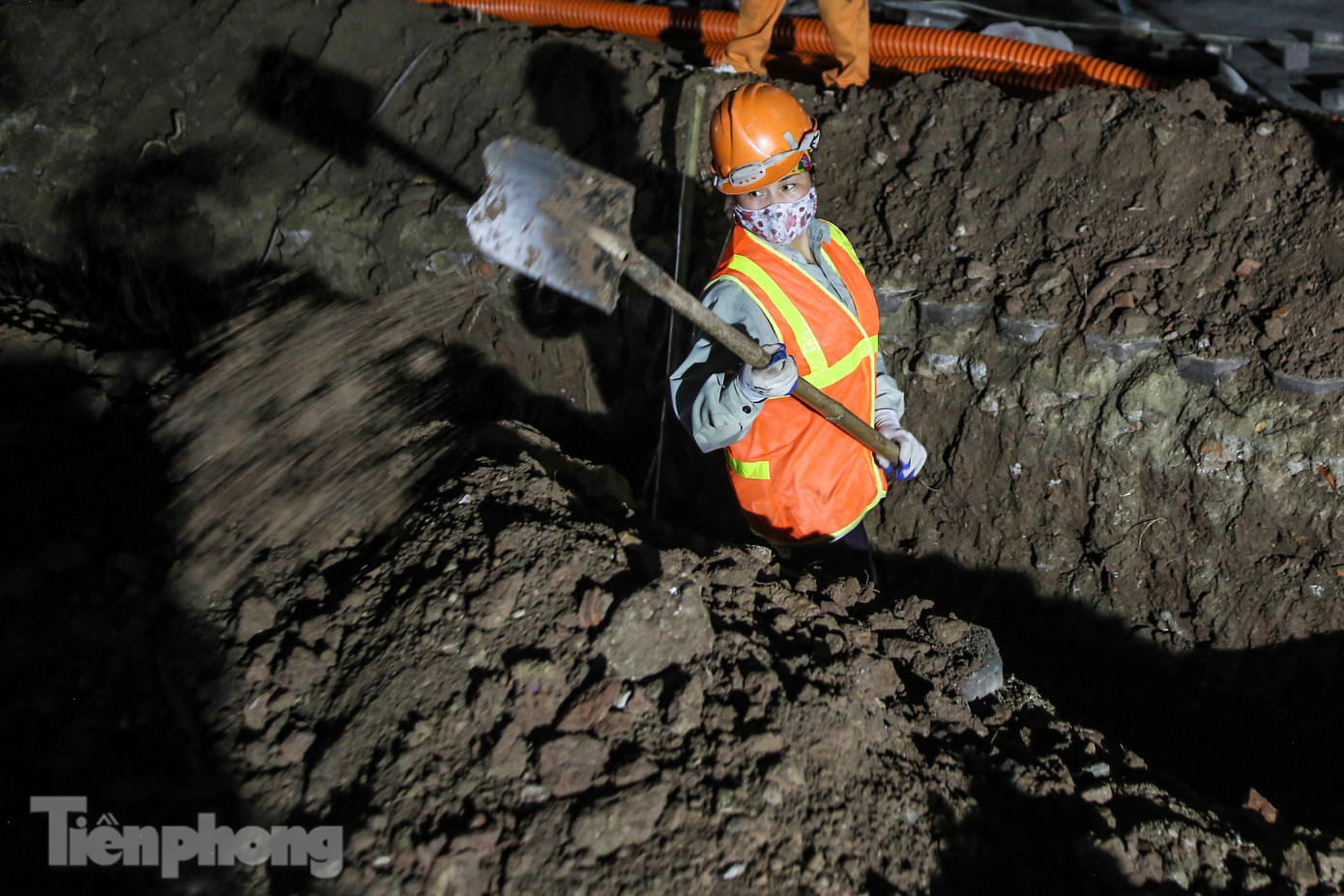Xuyên đêm cải tạo bờ kè Hồ Gươm bằng khối bê tông cốt sợi đúc sẵn ảnh 19
