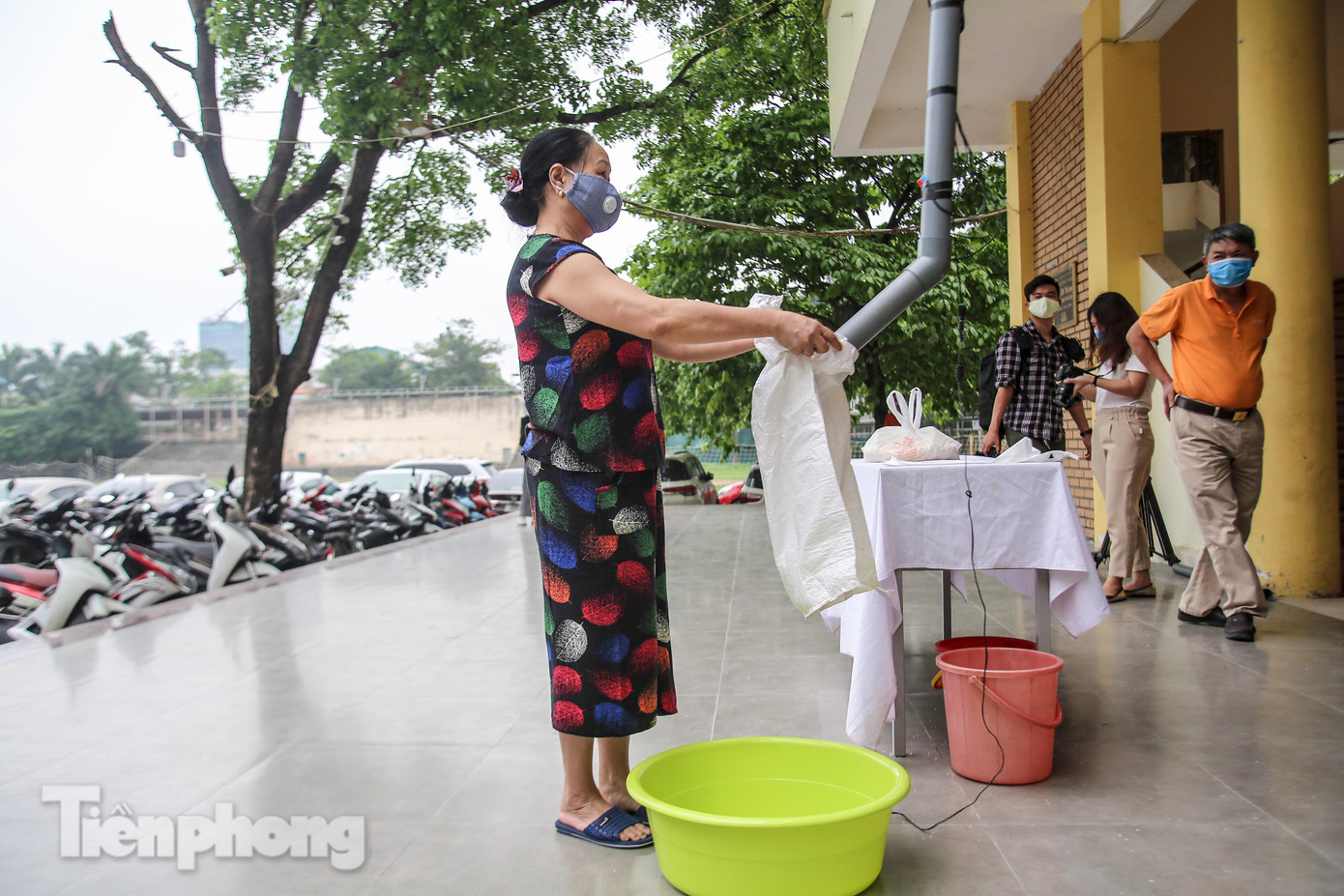 Cây 'ATM gạo' miễn phí cho người nghèo đầu tiên tại Hà Nội ảnh 11