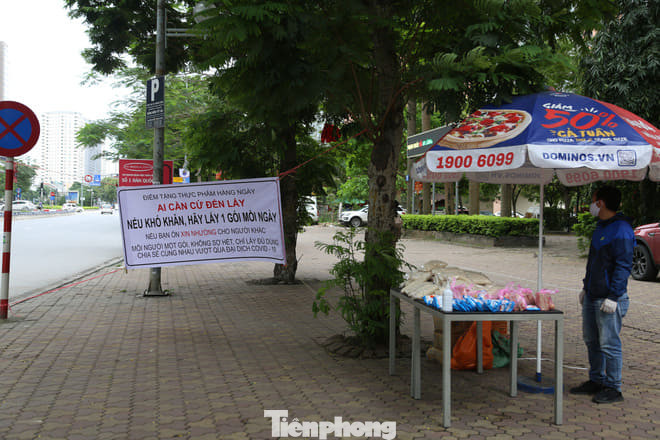Người dân xếp hàng nhận suất ăn miễn phí trong lúc 'cách ly toàn xã hội' ảnh 11