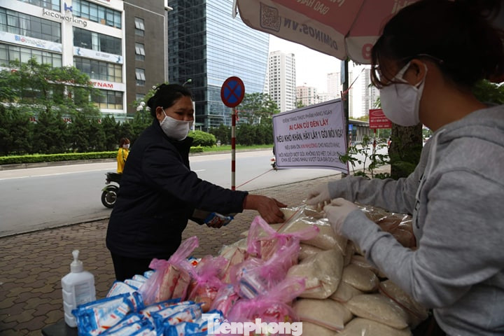 Người dân xếp hàng nhận suất ăn miễn phí trong lúc 'cách ly toàn xã hội' ảnh 12