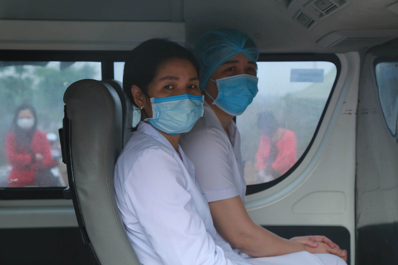 Hạ Lôi xịt khử trùng từng mớ rau, con gà ngày cách ly ảnh 9