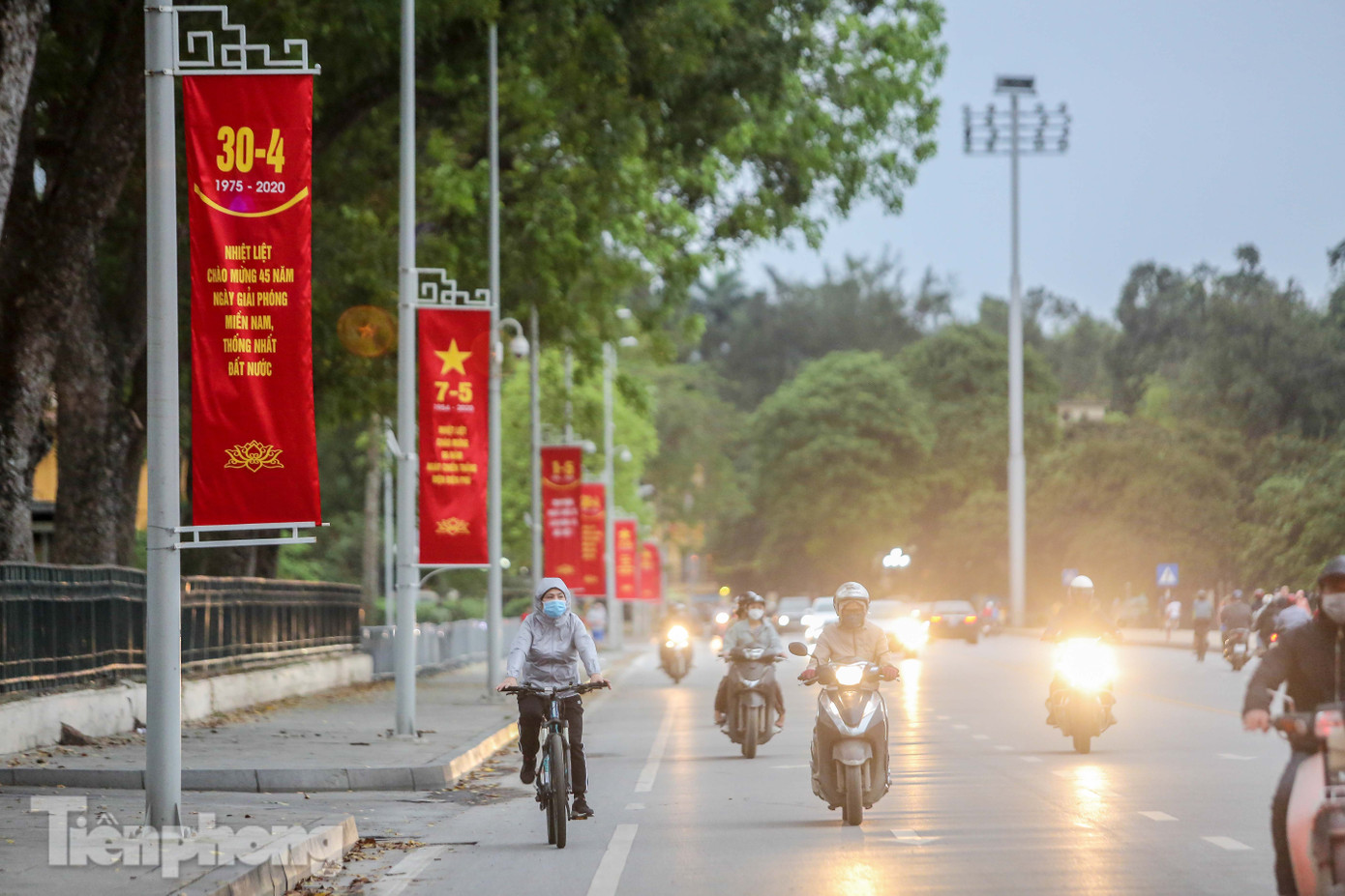 Nới lỏng 'cách ly', Hà Nội tưng bừng cờ hoa chuẩn bị đón ngày lễ lớn ảnh 1