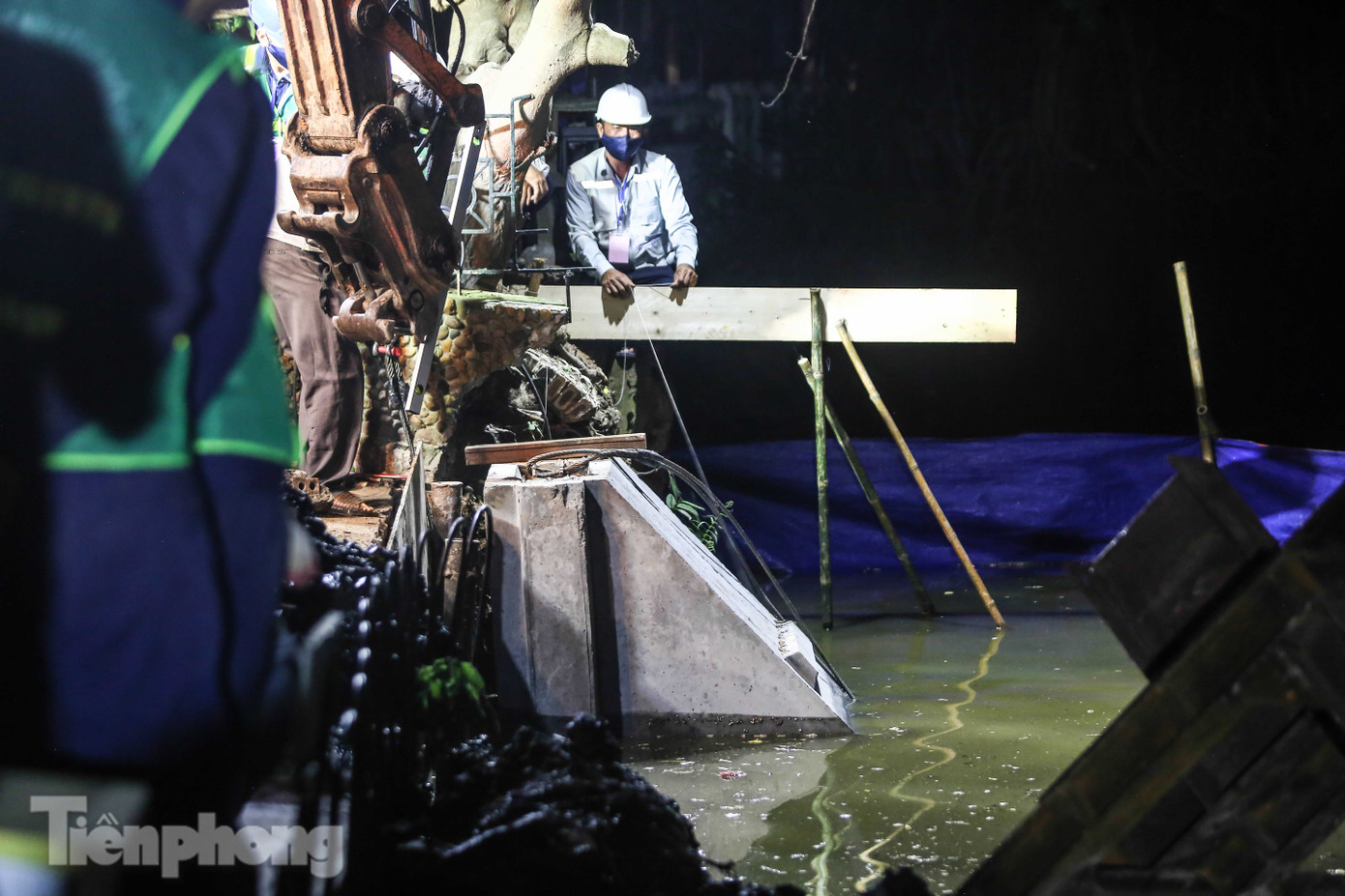 Xuyên đêm cải tạo bờ kè Hồ Gươm bằng khối bê tông cốt sợi đúc sẵn ảnh 15