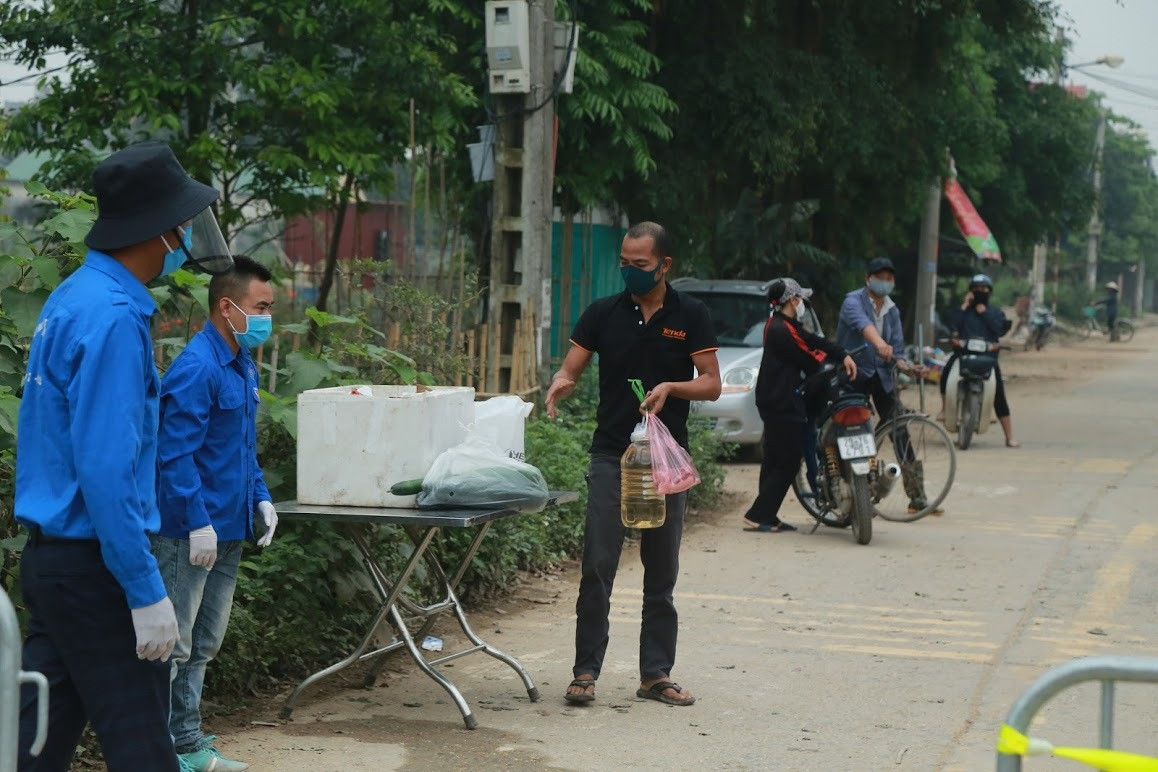 Hạ Lôi xịt khử trùng từng mớ rau, con gà ngày cách ly ảnh 4