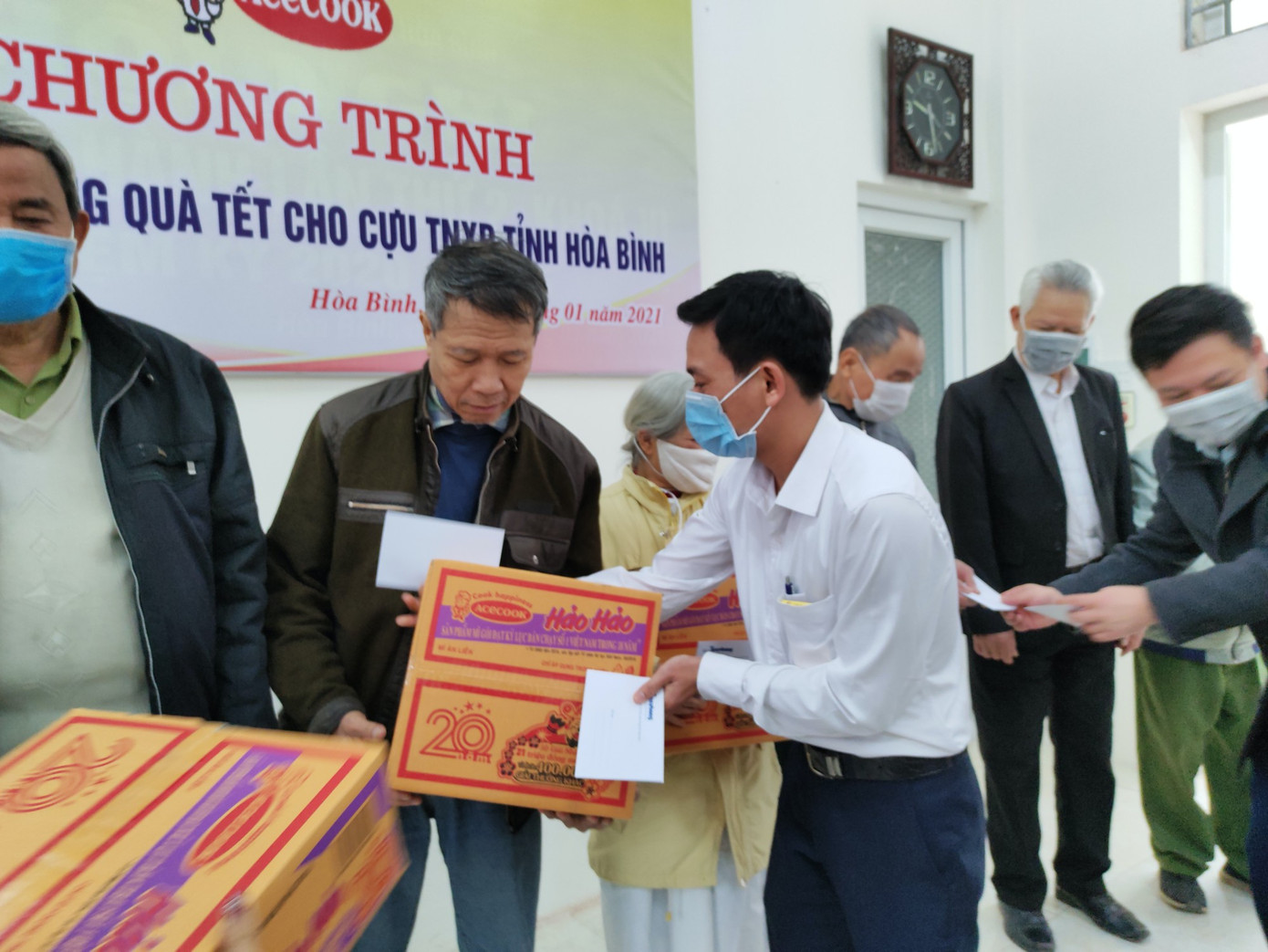 Mang Tết ấm đến với các cựu thanh niên xung phong gặp khó khăn tỉnh Hòa Bình ảnh 1