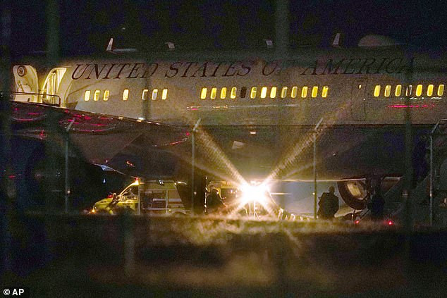 Chuyên cơ Phó Tổng thống Mỹ quay đầu vì đâm phải chim ảnh 1