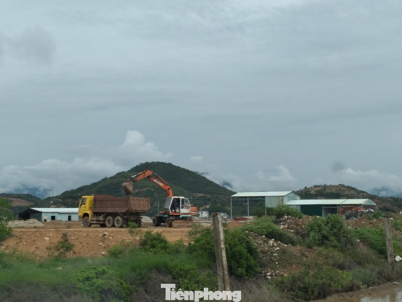 Máy móc hoạt động rầm rộ trên công trường dự án KĐTST bán đảo Thanh Phong Xây 'chui' cả khu đô thị sinh thái tại Nha Trang ảnh 1